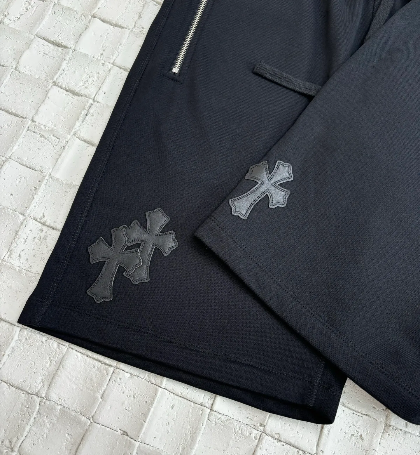 🅿️410 Come Hearts*/Cro Hearts 25Ss new 1of patchwork leather shorts. The fabric is made of 320G fish scale cotton. The whole pants have 8 imported sheepskin crosses. The cost is extremely high, the key point! The cross and edge stitching cannot be done without a master craftsman. The front and rear embroidery uses imported embroidery machines. Customized sword zipper pullers and sheepskin leather labels. All costs are clear at a glance. Size: S/M/L